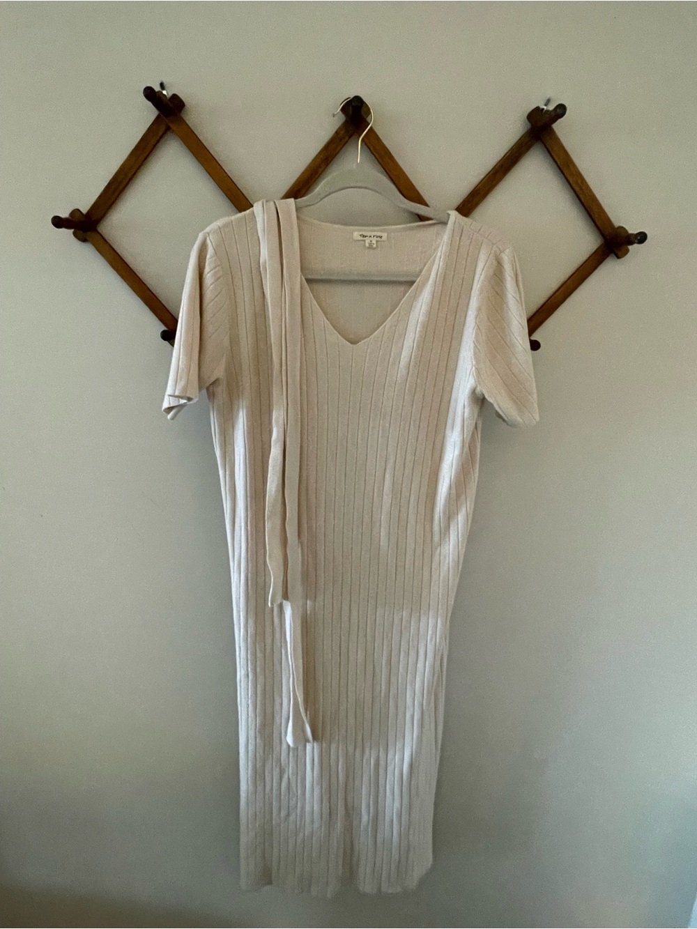tea n rose Ribbed V-Neck Midi Dress with Detachable Scarf in Cream